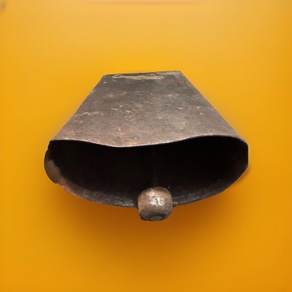 Forged Iron Cow Bell Patina Loud Heavy Collectible Farm Ranch Cottage Decor Vtg - Picture 4 of 9